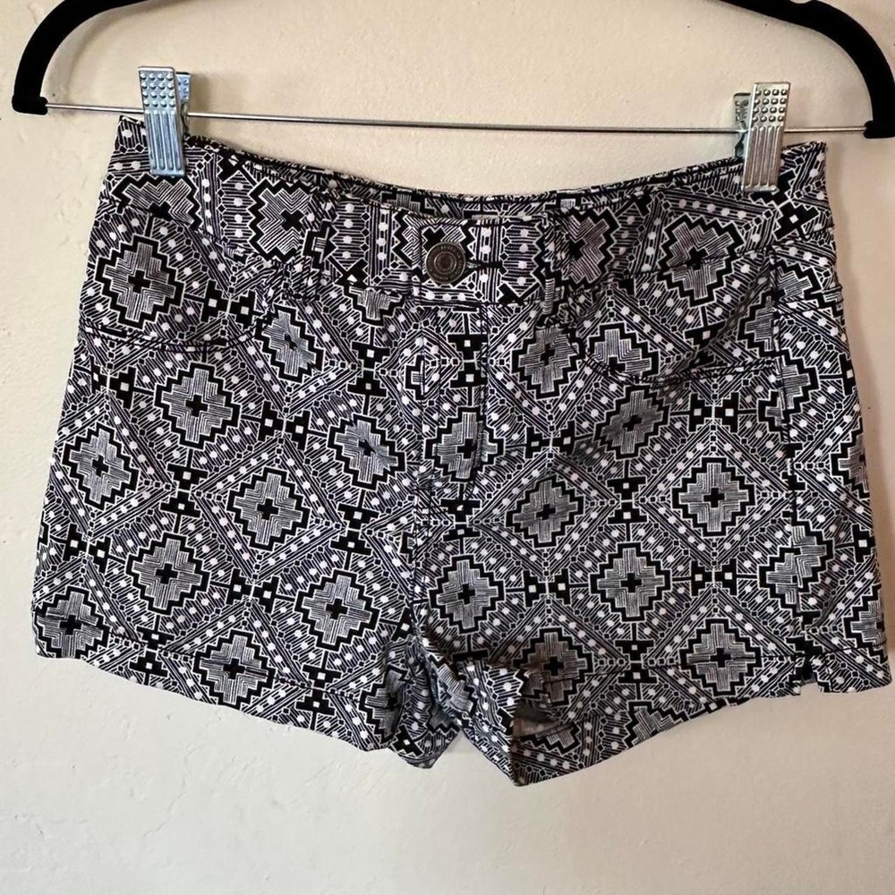 SO black & white geometric‎ print shorts size 5 aztec geometric print shorts